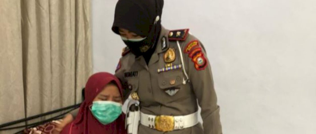 Kadis PUPR Mamuju, Salihin Saleh semasa hidup. Seorang polwan tampak menghibur kerabat almarhum di RS Pelamonia, Makassar.