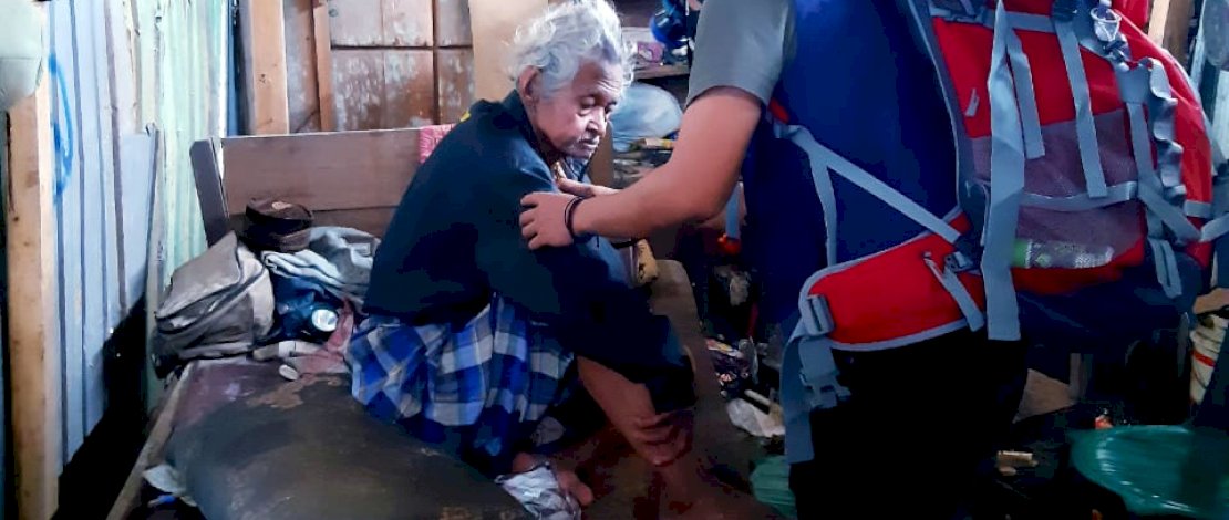 Relawan Partai Gelora mengevakuasi seorang kakek yang menderita retensi urine.