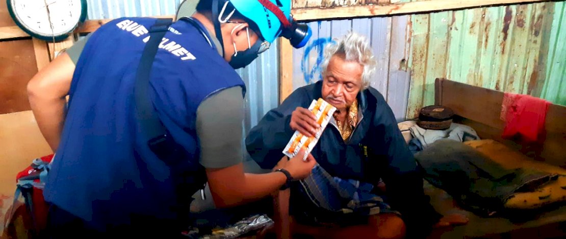 Relawan Partai Gelora mengevakuasi seorang kakek yang menderita retensi urine.