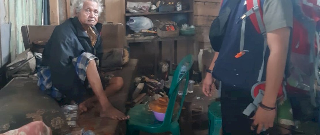 Relawan Partai Gelora mengevakuasi seorang kakek yang menderita retensi urine.