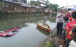 Dikira Injak Rem Ternyata Pedal Gas, Mobil Pun Meluncur ke Kanal Pasar Terong