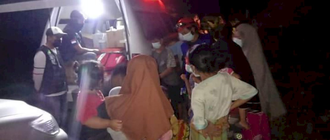 Warga Tappalang Barat, mendatangi mobil tim medis PSC 119 Luwu yang berhasil masuk ke wilayah mereka usai menembus longsor. 