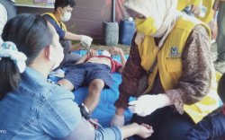 Di Lokasi Pengungsian Gempa Sulbar, KPPG Sulsel Bersama Golkar Peduli Bagi Masker dan Tes Rapid Antigen