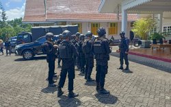 Brimob Kawal Ketat Bantuan Korban Gempa dari Bone Menuju Sulbar