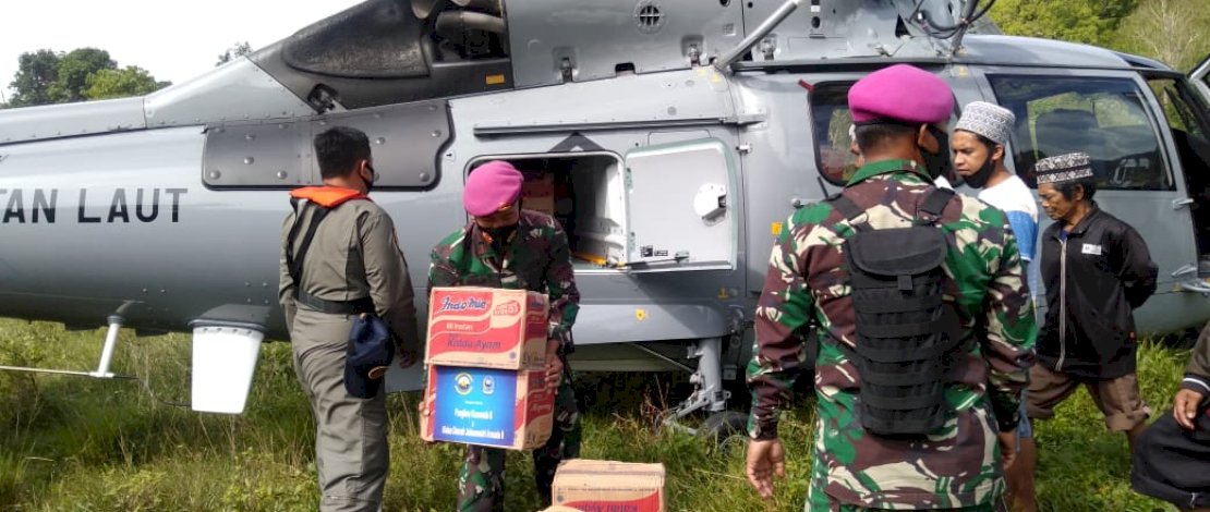 TNI AL mengerahkan Helikopter untuk mendistribusikan bantuan Logistik berupa sembako ke masyarakat yang terdampak bencana alam gempa bumi di daerah yang terisolir dan belum mendapatkan bantuan dari pihak manapun juga hari ini di Kabupaten Majene, Sulawesi Barat (Sulbar), Jum’at (22/01/2021).
