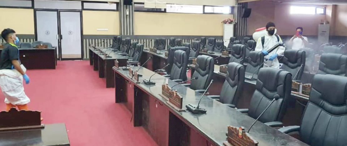 Pembatasan Ketat Diterapkan, Kantor DPRD Makassar Disemprot Disinfektan