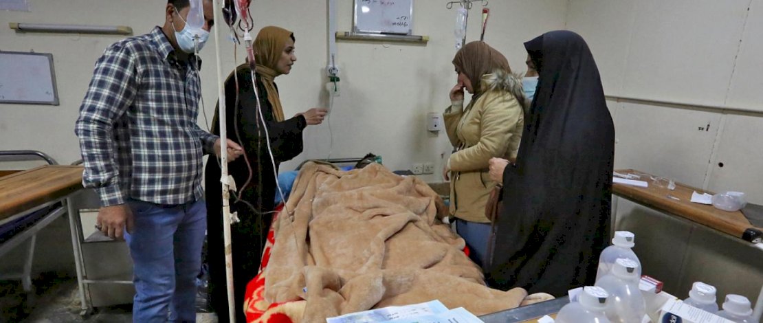 Seorang pria yang terluka menerima pengunjung di rumah sakit setelah bom bunuh diri di jantung Baghdad (AFP)
