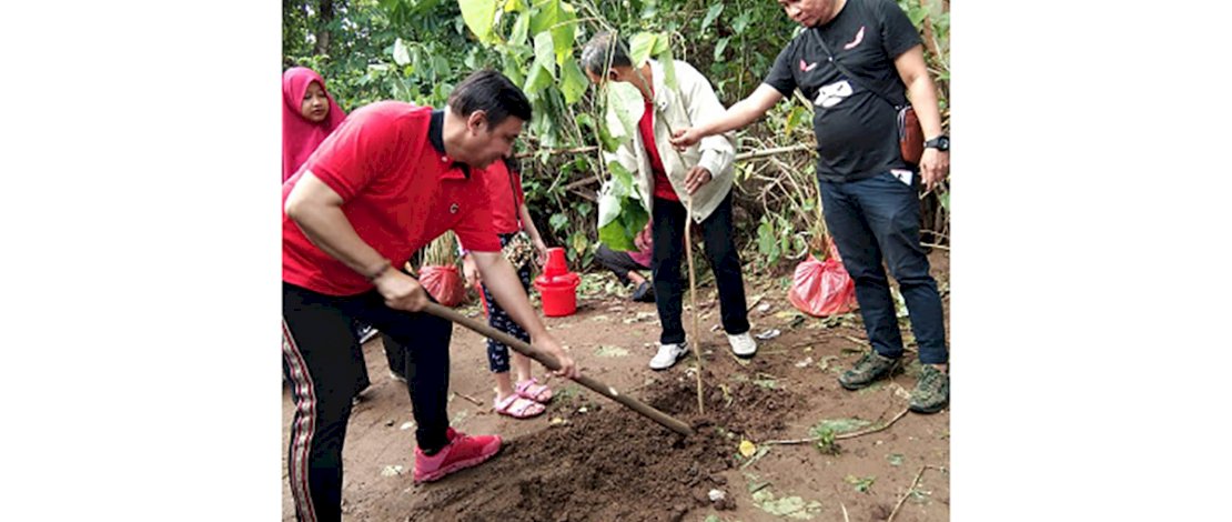 Sekretaris DPD PDI Perjuangan Sulsel, Rudy Pieter Goni melakukan penanaman pohon beberpa waktu lalu.