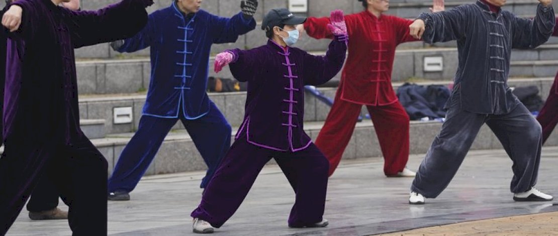 Warga berlatih Tai chi di sebuah taman di Wuhan di Provinsi Hubei China tengah pada hari Sabtu, 23 Januari 2021.(Foto AP / Ng Han Guan)