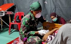 Potret Perwira TNI AL Bantu Ibu Korban Gempa Sulbar Melahirkan