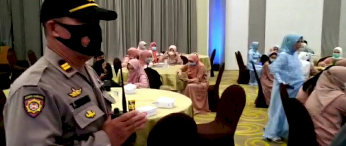 Pembubaran acara di sebuah hotel di Makassar. 