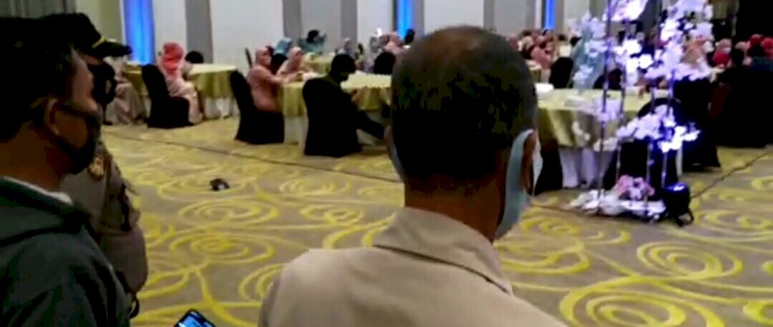 Pembubaran acara di sebuah hotel di Makassar. 