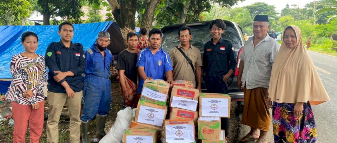 Penyerahan bantuan terhadap korban gempa Sulbar.