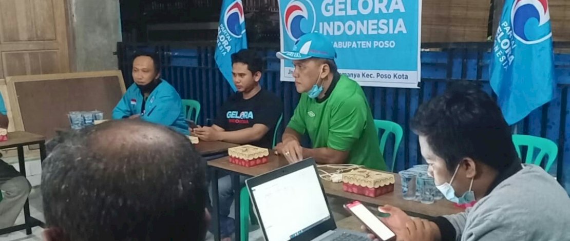 Kabid Bangter V Partai Gelora, Ahmad Faradis bersama sejumlah pengurus Partai Gelora Sulteng.