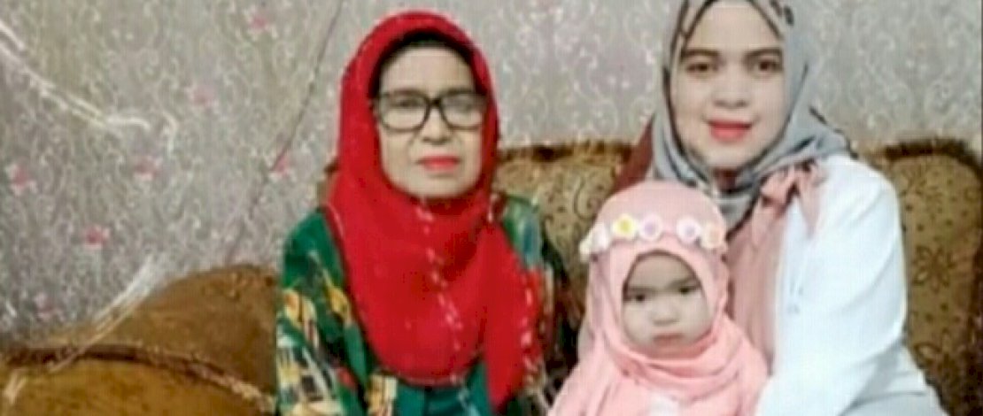 Yumna bersama ibu, nenek dan kakeknya.