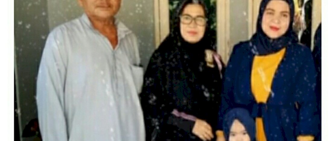 Yumna bersama ibu, nenek dan kakeknya.
