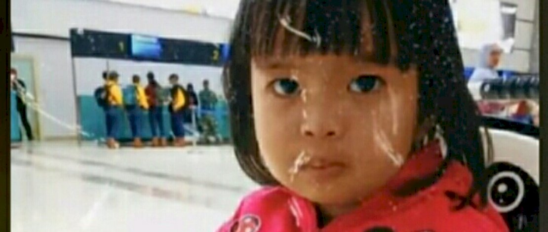 Yumna bersama ibu, nenek dan kakeknya.