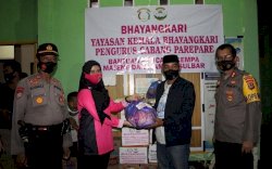 Bhayangkari Polres Parepare Bantu Korban Gempa