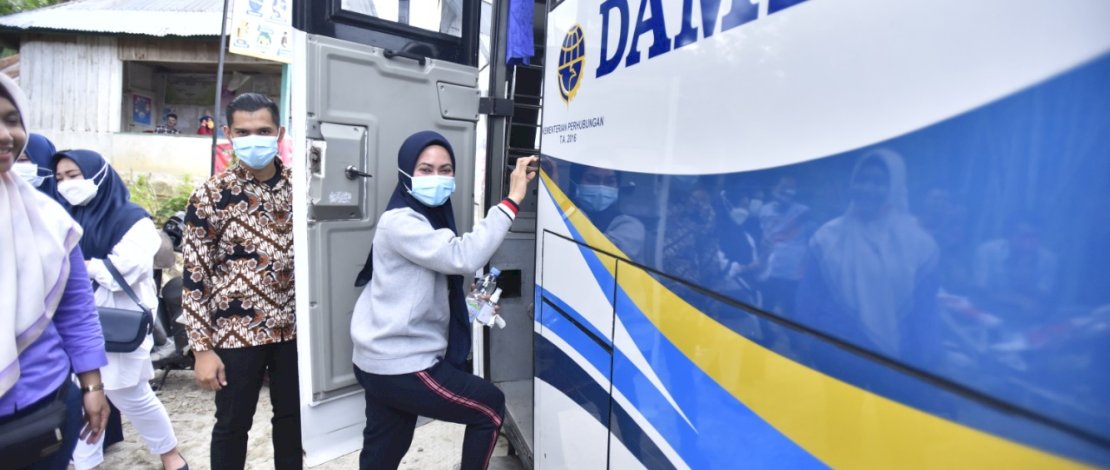 Bupati Luwu Utara Indah Putri Indriani menaiki angkutan darat Bus Damri.