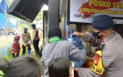 Pengungsi Gempa Majene Butuh Air Bersih, Danyon Gas Turunkan Water Treatment