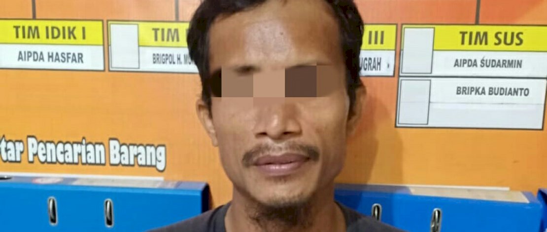 Pelaku pengedar uang palsu dan barang bukti.