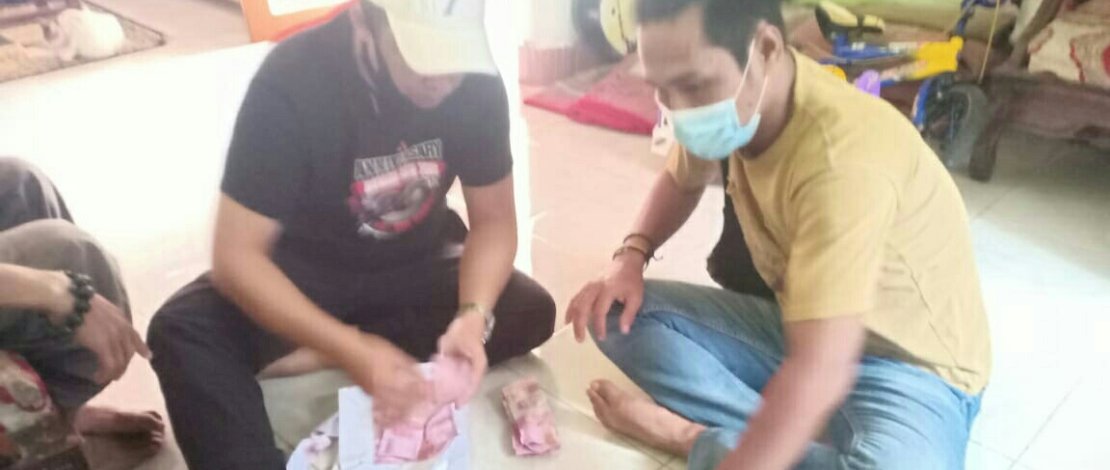 Pelaku pengedar uang palsu dan barang bukti.