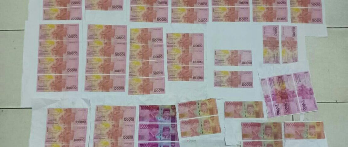 Pelaku pengedar uang palsu dan barang bukti.