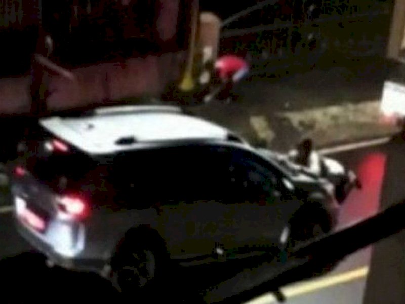 Suami dan Selingkuhan di Dalam Mobil, Istri Mengadang dan Menggelantung di Kap