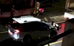 Suami dan Selingkuhan di Dalam Mobil, Istri Mengadang dan Menggelantung di Kap