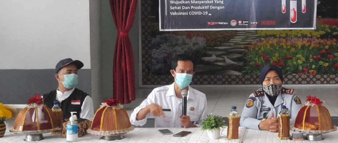 Kepala Lapas Perempuan Eko Suprapti, para pejabat struktural, Petugas dan perwakilan warga binaan.