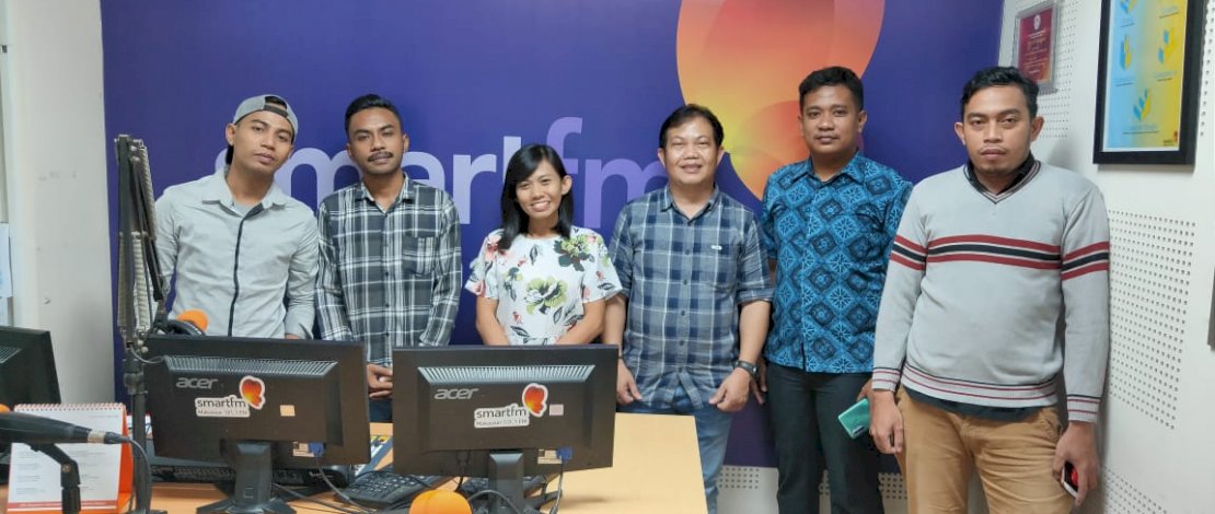 Mahasiswa Pascasarjana Ilmu Komunikasi Unifa yang tergabung dalam forum pascasarjana komunikasi tampil di talkshow Smart FM