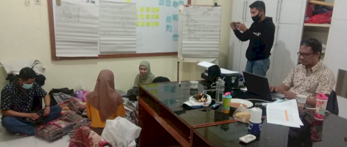 Suasana pengemasan bantuan untuk korban bencana gempa Sulbar di kantor KOPEL Indonesia. 