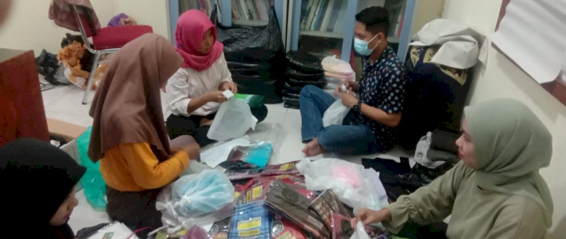 Suasana pengemasan bantuan untuk korban bencana gempa Sulbar di kantor KOPEL Indonesia. 