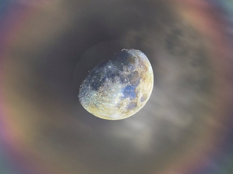 Foto Menakjubkan ini Menunjukkan Bulan Dikelilingi oleh Cincin Pelangi