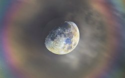 Foto Menakjubkan ini Menunjukkan Bulan Dikelilingi oleh Cincin Pelangi