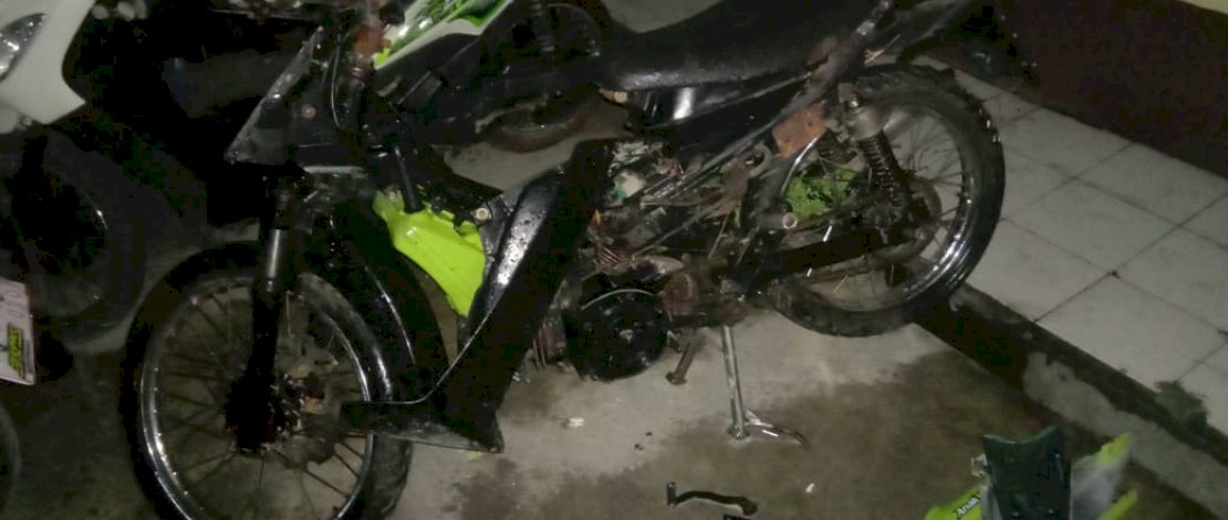 Pelaku penganiayaan dan barang bukti parang, sepeda motor korban dan sepeda motor pelaku.
