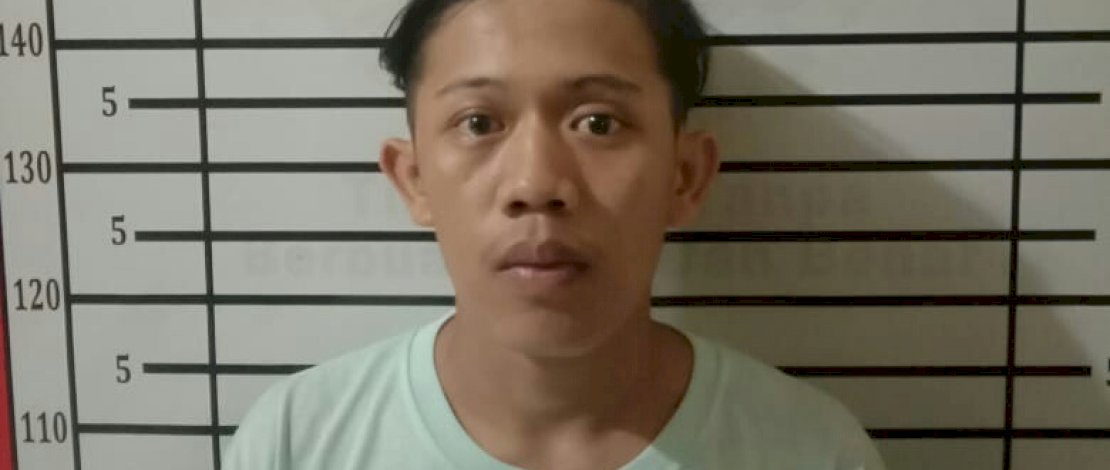 Pelaku penganiayaan dan barang bukti parang, sepeda motor korban dan sepeda motor pelaku.