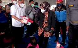 Kepala Balai Anak Toddopuli Makassar dampingi Mensos Salurkan Bantuan Kebutuhan Dasar