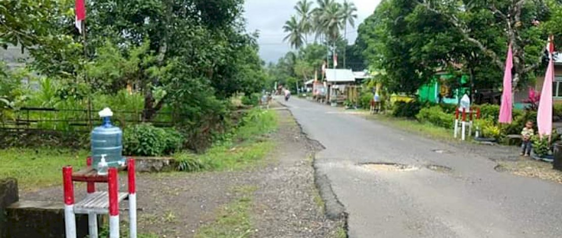 Suasana Desa Karama dengan tempat cuci tangan di depan rumah warga.