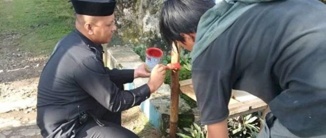 Suasana Desa Karama dengan tempat cuci tangan di depan rumah warga.