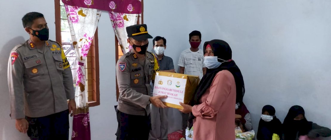 Kapolres Gowa, AKBP Budi Susanto (kiri), menyaksikan penyerahan bantuan untuk pengungsi korban gempa Sulbar di Kecamatan Pallangga, Gowa.