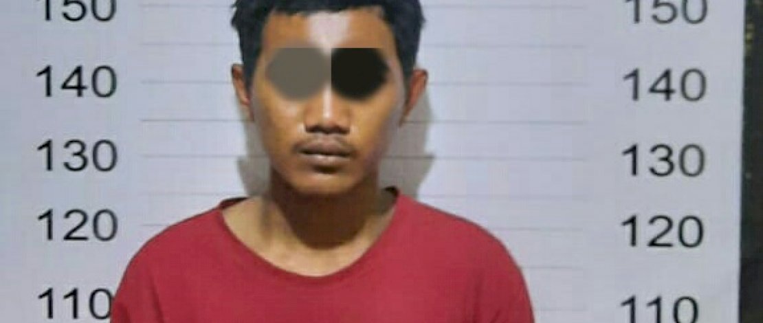 Pelaku saat ditangkap.
