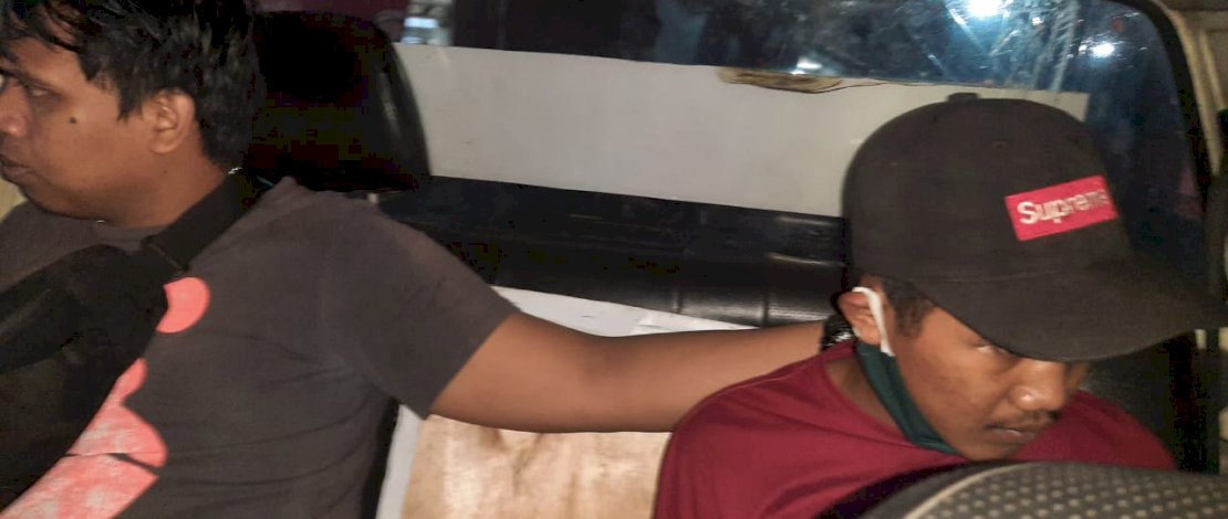 Pelaku saat ditangkap.