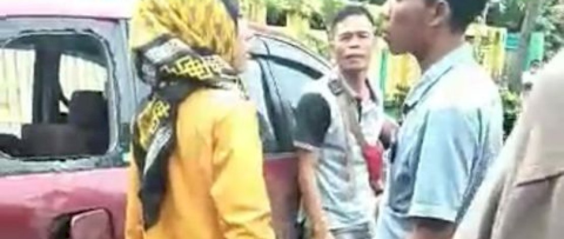 Pak Kades Tepergok Bawa Istri Orang, Mobil Dirusak Massa 