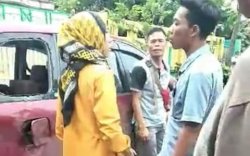 Pak Kades Tepergok Bawa Istri Orang, Mobil Dirusak Massa 