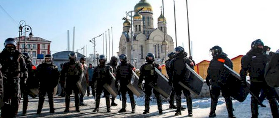 Petugas polisi terlihat di alun-alun di Vladivostok, Rusia, pada 31 Januari 2021. (Foto: AP / Aleksander Khitrov)