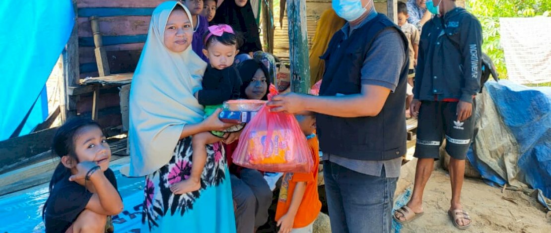 Relawan KOPEL Indonesia, Akil Rahman, menyampaikan bantuan kepada pengungsi di daerah terisolir di Majene.