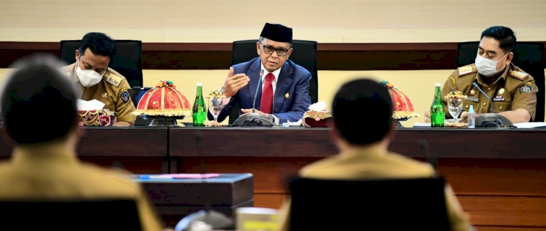 VAKSINASI MASSAL. Gubernur Sulsel Nurdin Abdullah, menyampaikan proses vaksinasi massal yang akan dilaksanakan di Unhas, saat Coffee Morning, di Rapim Kantor Gubernur, Senin, 1 Februari 2021.  