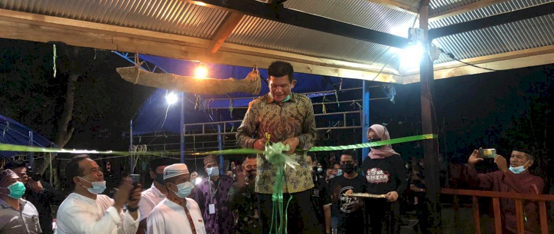 Azhar Arsyad saat meresmikan Taman Baca Sepanjang Perjalanan di Pinrang.
