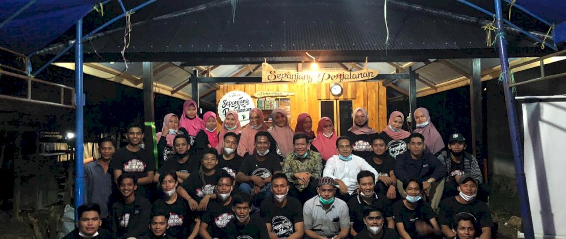 Azhar Arsyad saat meresmikan Taman Baca Sepanjang Perjalanan di Pinrang.